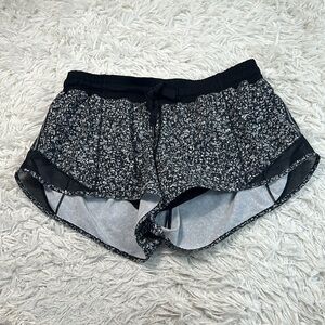 Lululemon Hotty Hot Short (2 1/2" ) Daisy Dust Alpine White Black / Black